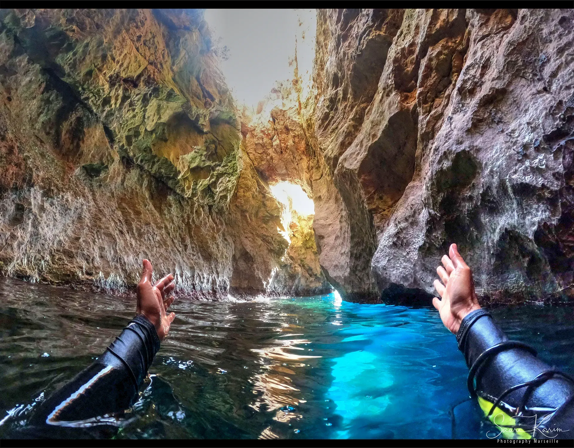 Photographe sous-marin Marseille — apnée en grotte marine Calanques de Marseille © Karim Saari