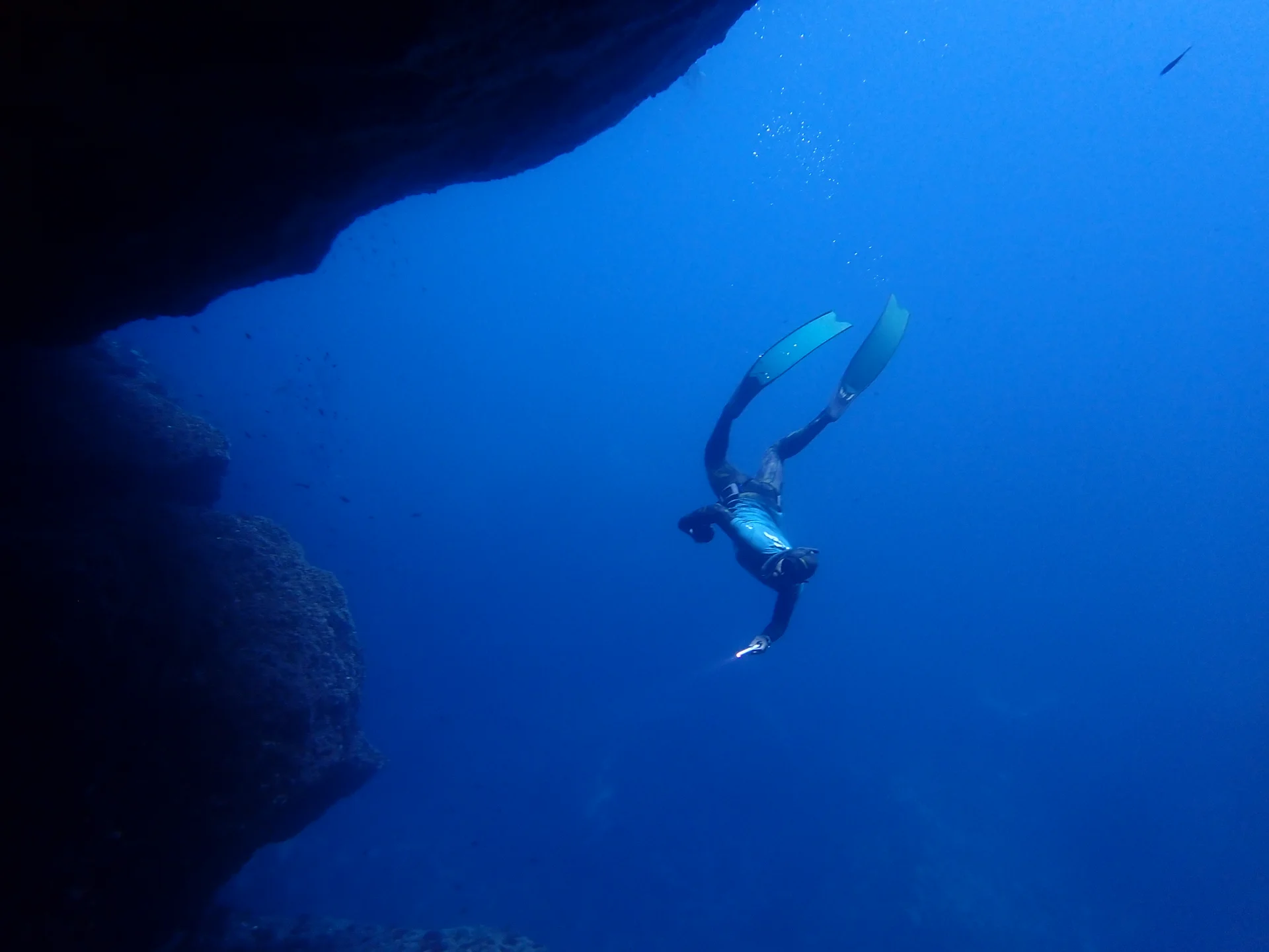 Karim Saari, photographe sous-marin Marseille — apnéiste en exploration subaquatique au Frioul © Karim Saari